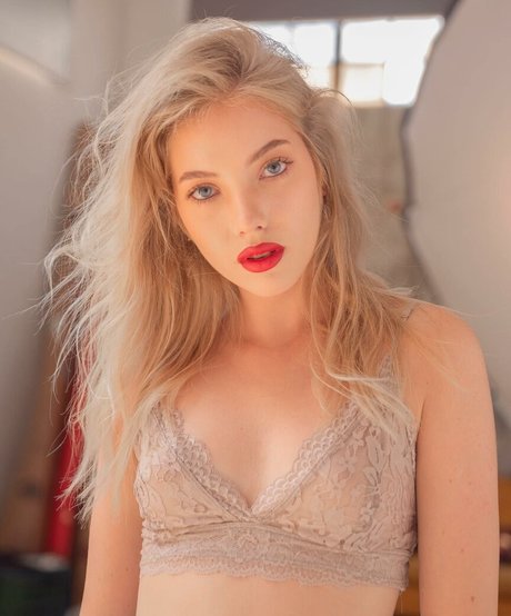 Bella Zelentsova onlyfans striptease