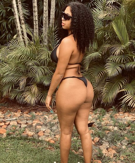 Vitoria Oliveira onlyfans nudes leak