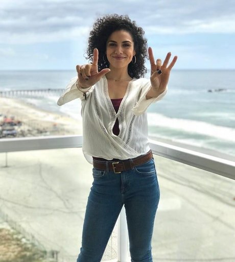 Andrea Sixtos onlyfans striptease