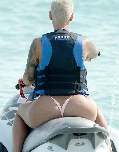 Amber Levonchuck onlyfans model photos