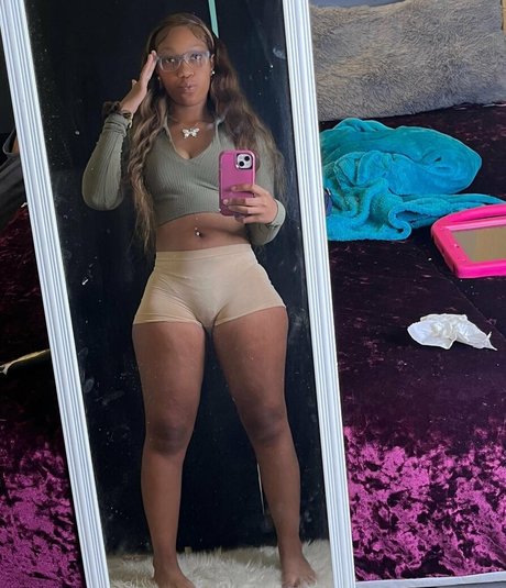 nicoleniyah onlyfans model photo