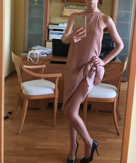 Elizabeth Sentbyeros onlyfans strip tease