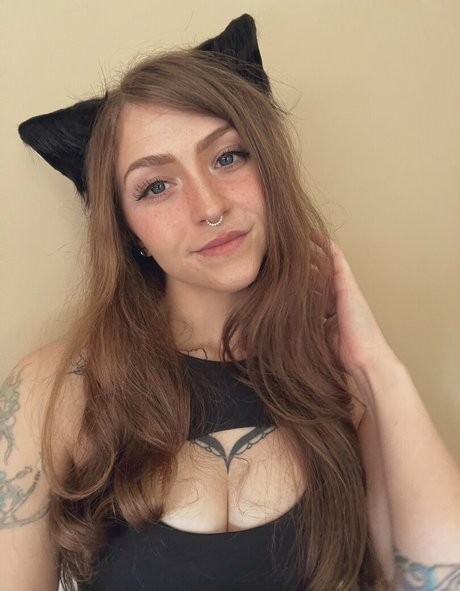 mooncantgame onlyfans model