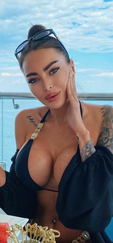 Alena Omovich onlyfans leajs