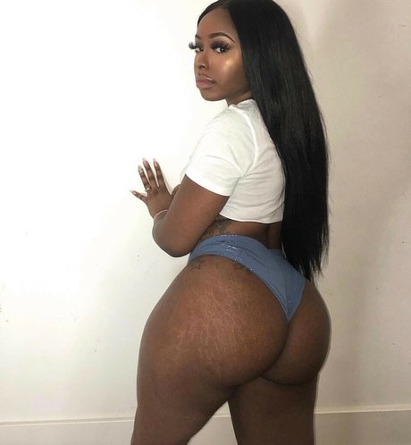 Alana Walters onlyfans striptease