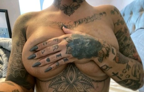 Alyssadoesntboost onlyfans nude tits