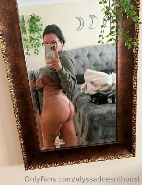 Alyssadoesntboost nude on onlyfans