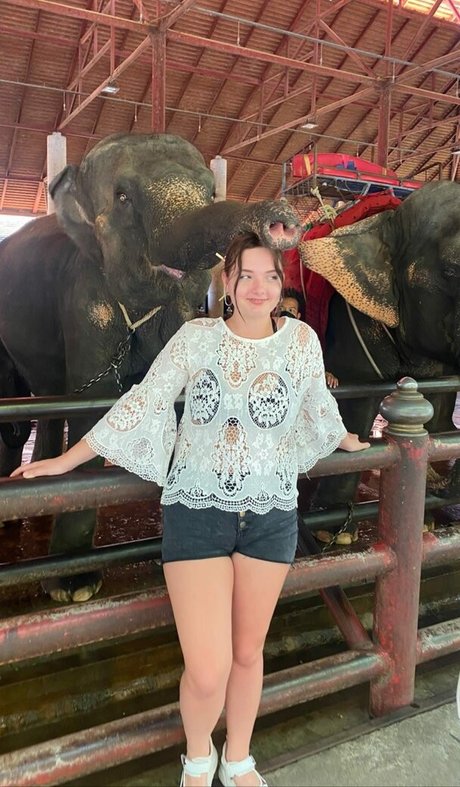 Caroline Moore onlyfans leajs