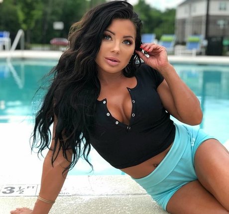 Leah Jaymes onlyfans topless