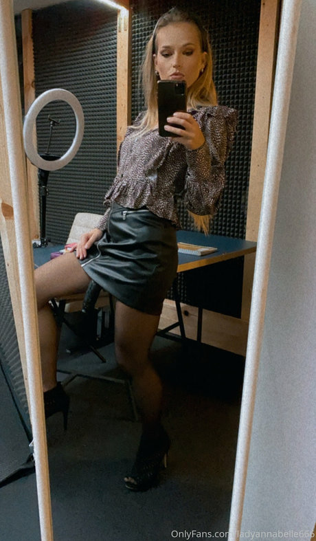 Lady Annabelle onlyfans striptease