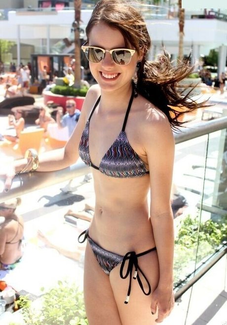 Laura Slade Wiggins nude leak onlyfans