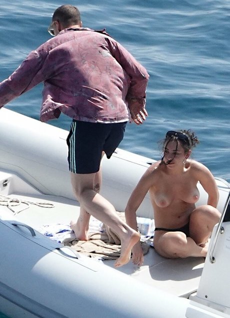 Charlie XCX onlyfans strip