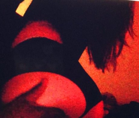 Ellz bellz__ onlyfans strip tease