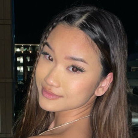 Lily Luen onlyfans striptease