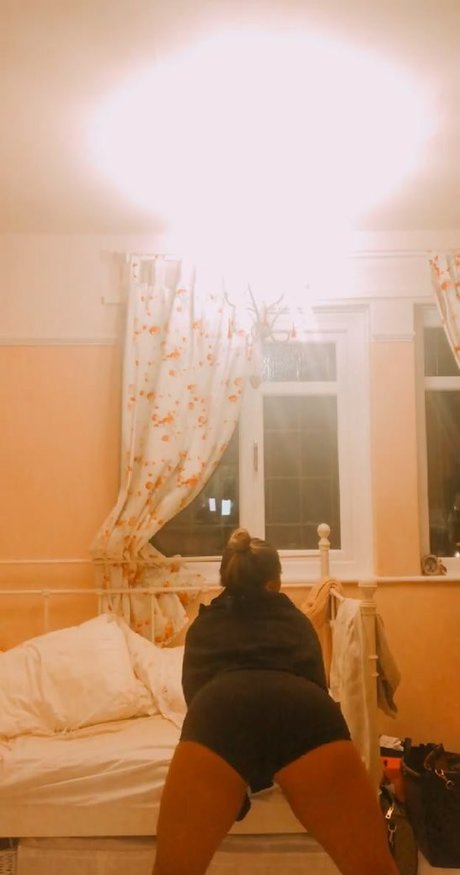 Kate Isobel strip onlyfans