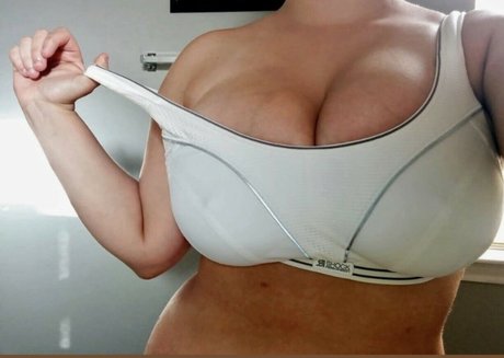 Avery Millah onlyfans boobs