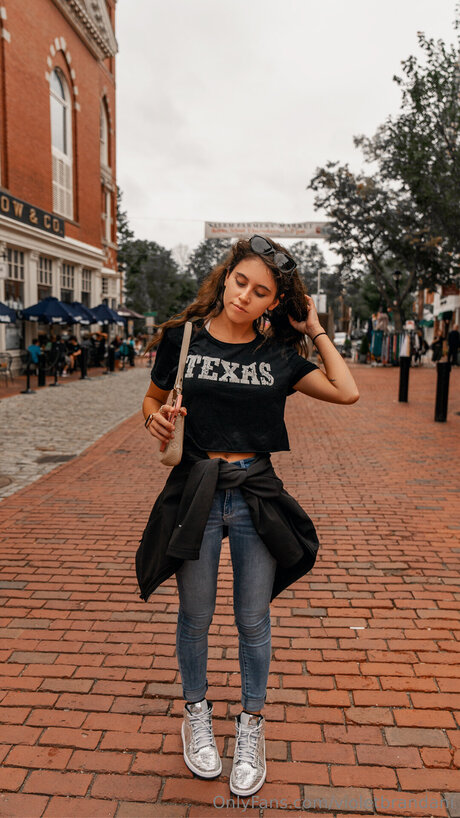 violetbrandani onlyfans strip