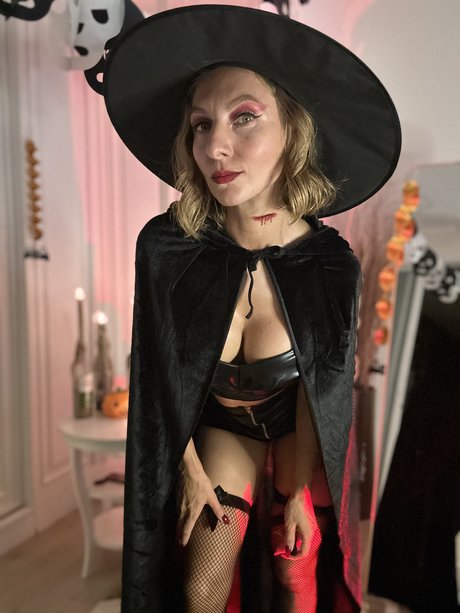 Mrs Kiss_ onlyfans naked leak