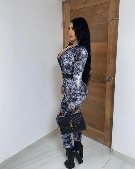 Colombiana Bombshell Mel onlyfans pics leaked