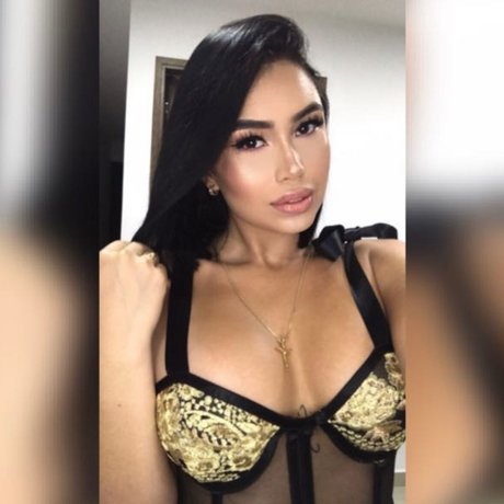 Colombiana Bombshell Mel onlyfans model images