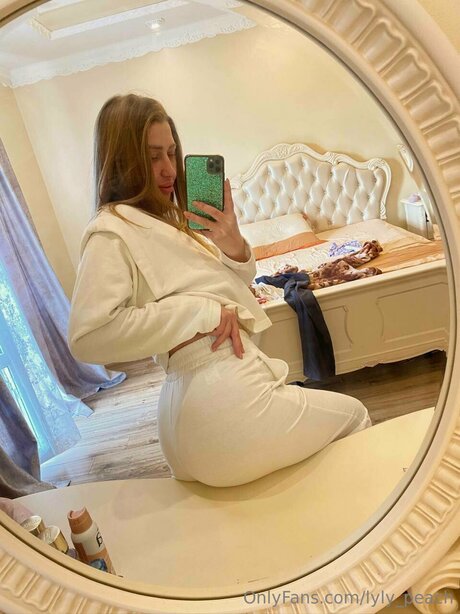 Lyly Peach onlyfans topless