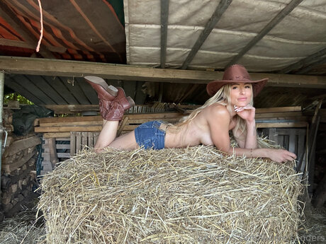 Leonie Sanders onlyfans porn nude