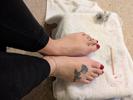 Barefoot Bunny B onlyfans model photos