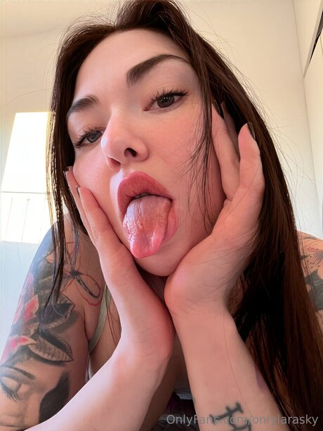 Onlylarasky only fans pics