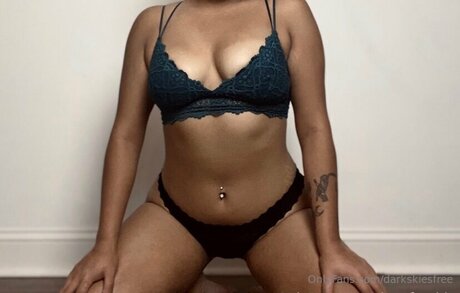 Darkskiesfree onlyfans model photos