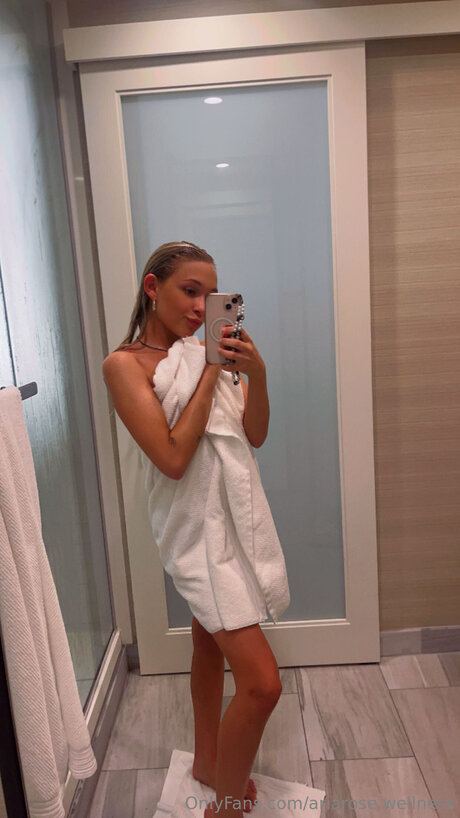 Ariarose Wellness only fans nude
