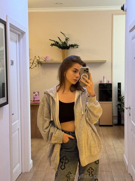 Miaabloom topless onlyfans