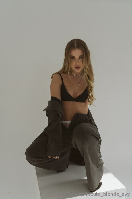 Cute Blonde Evy onlyfans tits