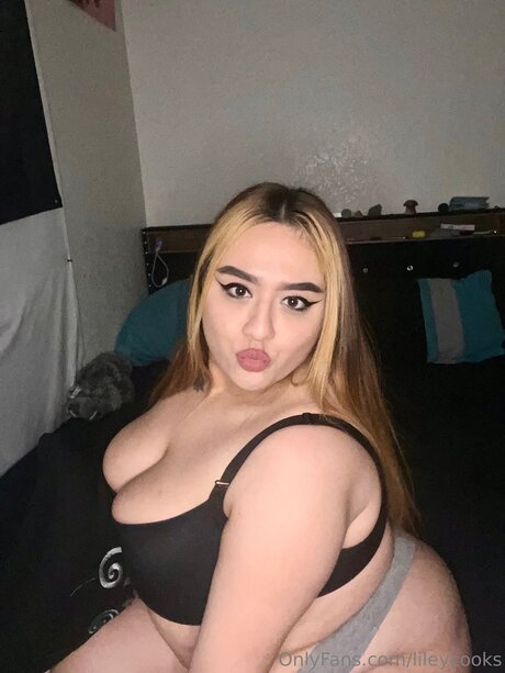 Lilyanneee only fans pic
