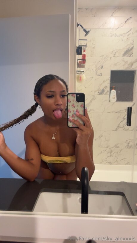 Sky Alexxxis en onlyfans