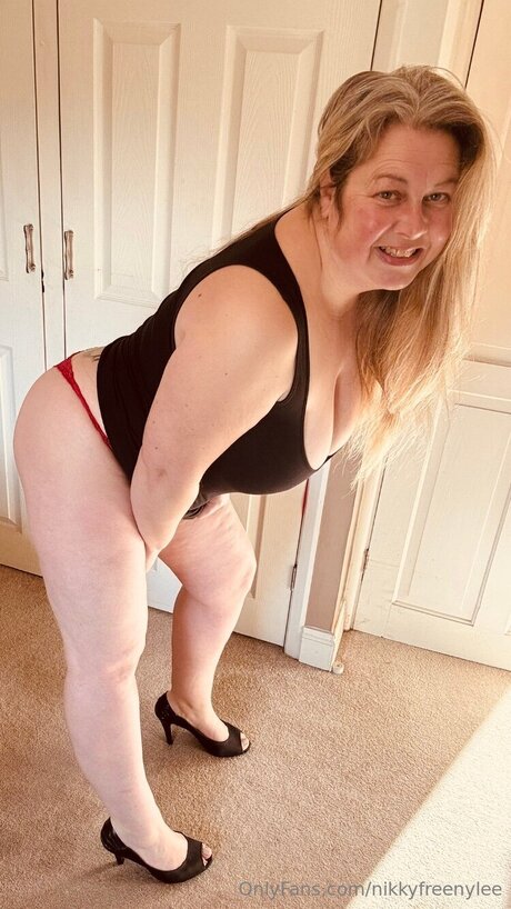 Nikkyfreenylee onlyfans ass