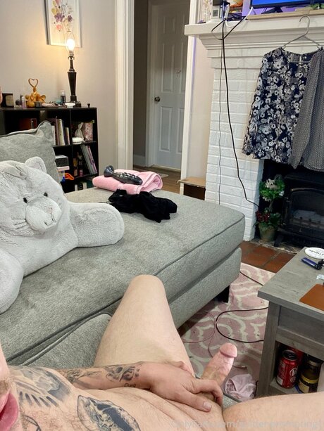 Goldenpromoting1 nude only fans