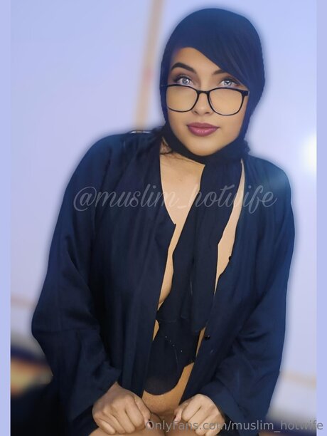 Muslim Hotwife leaked onlyfans pics