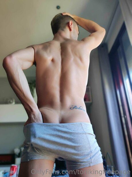 Tonikingfreepage onlyfans free content