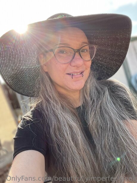 Beautifullyimperfectgeek onlyfans nudes