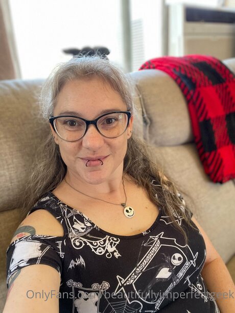 Beautifullyimperfectgeek onlyfans photo