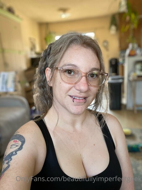Beautifullyimperfectgeek onlyfans nude content