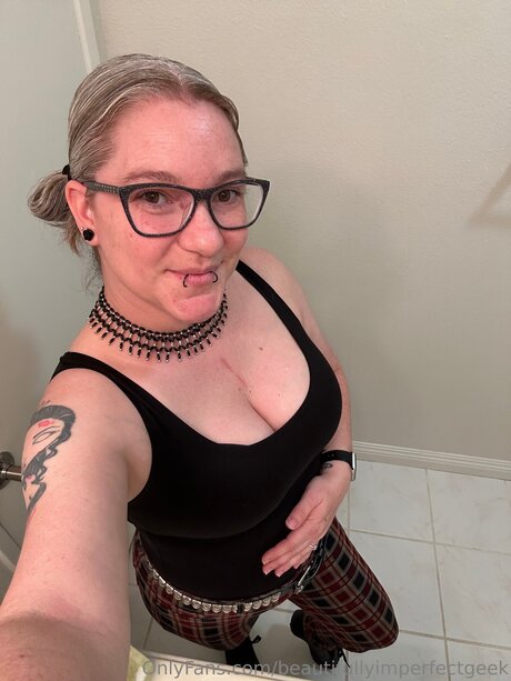 Beautifullyimperfectgeek onlyfans nudes leaked