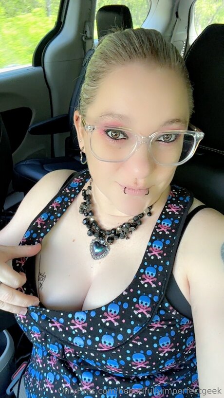 Beautifullyimperfectgeek onlyfans creator