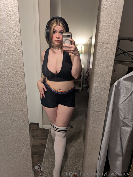 Mylovemaeve onlyfans model photo