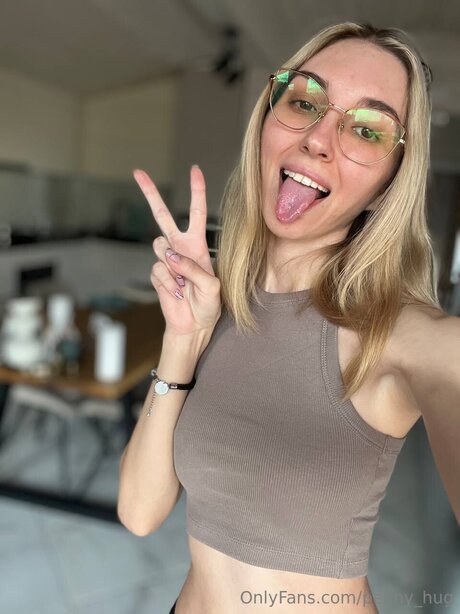 Penny Hug onlyfans strip tease