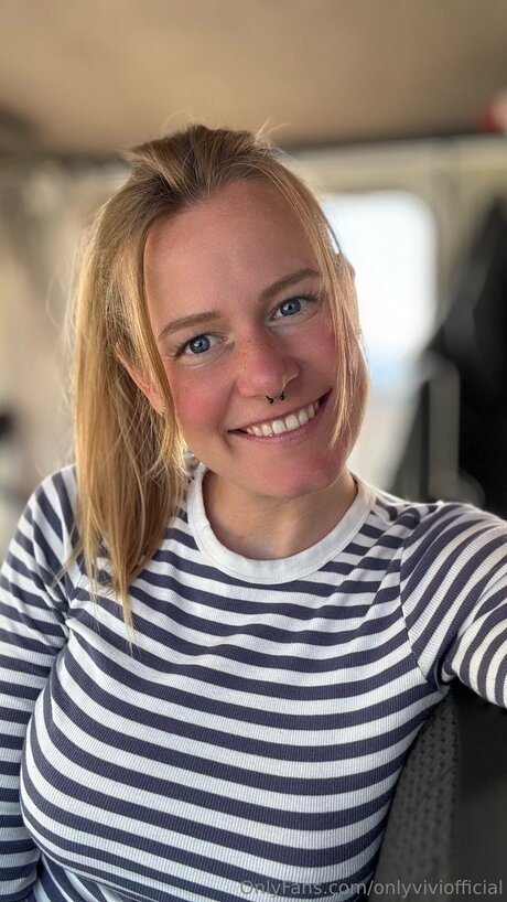 Onlyviviofficial onlyfans model photo