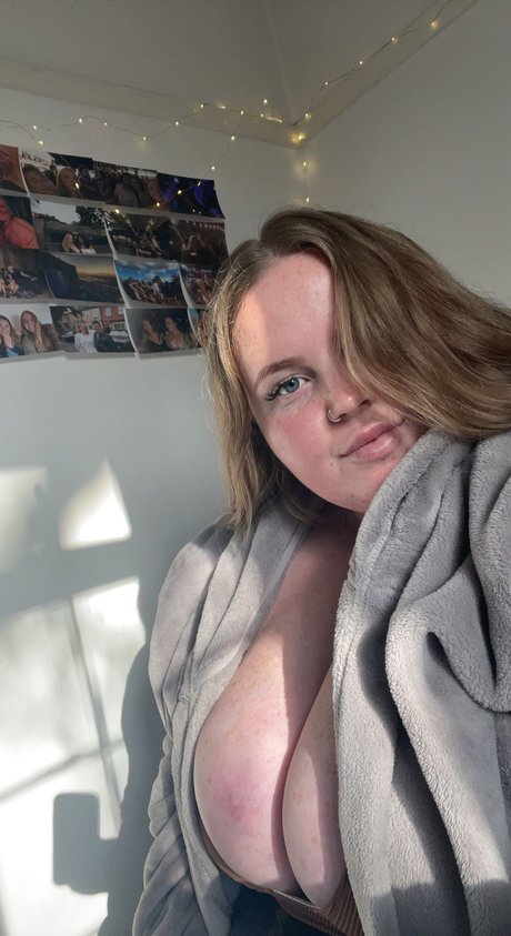 Emily Kate onlyfans ass