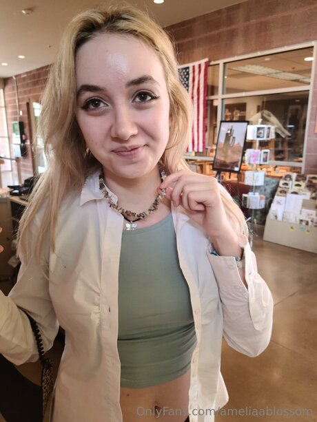 Ameliaablossom naked onlyfans pics