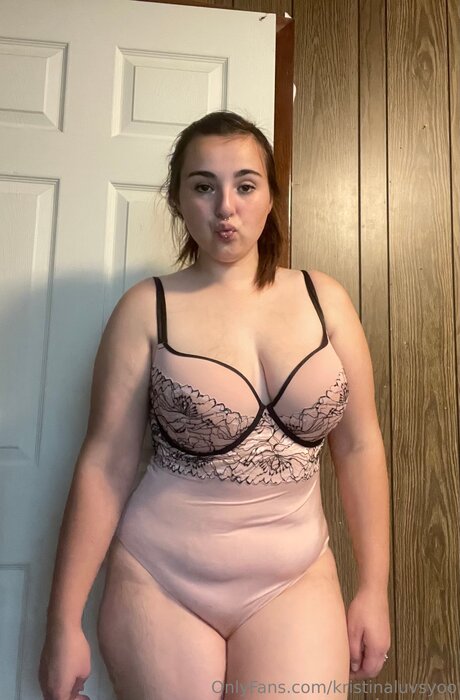 Kristinaluvsyoo onlyfans leaks.