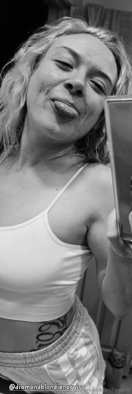 Diamondblondienorris onlyfans fuck